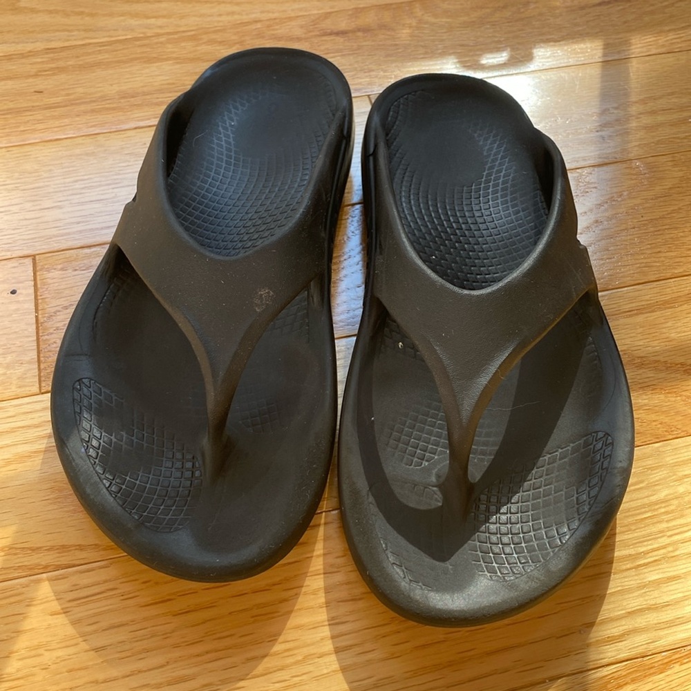 GUC oofos sandals 🩴
